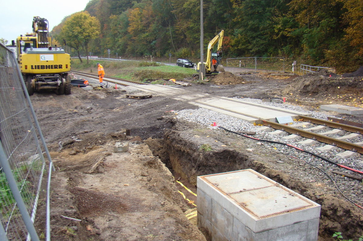 Bauarbeiten am Bahnübergang 11 282 am Hohn zwischen Laucha und Balgstädt am 26.10.2016. Der BÜ wurde umfassend modernisiert und auch verbreitert. (Foto: Günther Göbel)