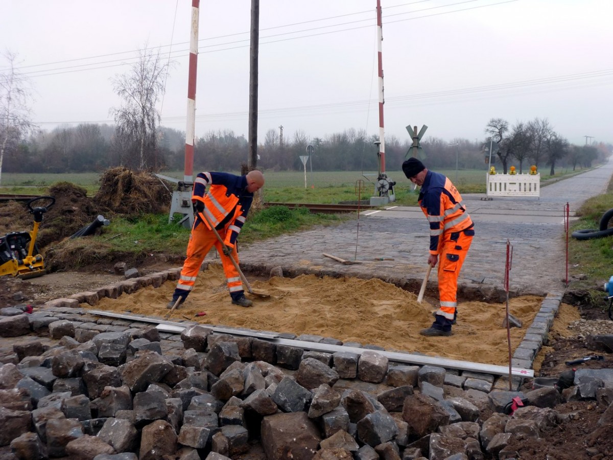 Bauarbeiten am Bahnübergang am Umspannwerk in Reinsdorf (b Nebra) am 08.11.2011. (Foto: Klaus Pollmächer)