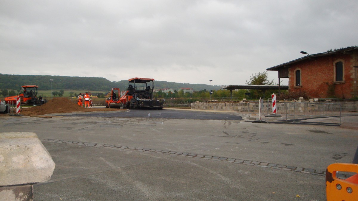 Bauarbeiten an der neuen Bahn-Bus-Schnittstelle am 26.09.2013 am Bahnhof Laucha. (Foto: Günther Göbel)