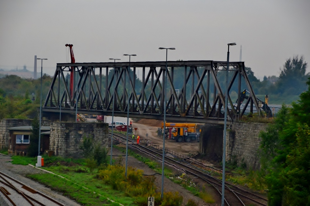 Baustelle Überbauwerk Zangenberg. Am 09.09.2014 war eine Brückenhälfte schon abgebaut. Das Überbauwerk Zangenberg geht über die Gleise zum Gbf Zeitz.