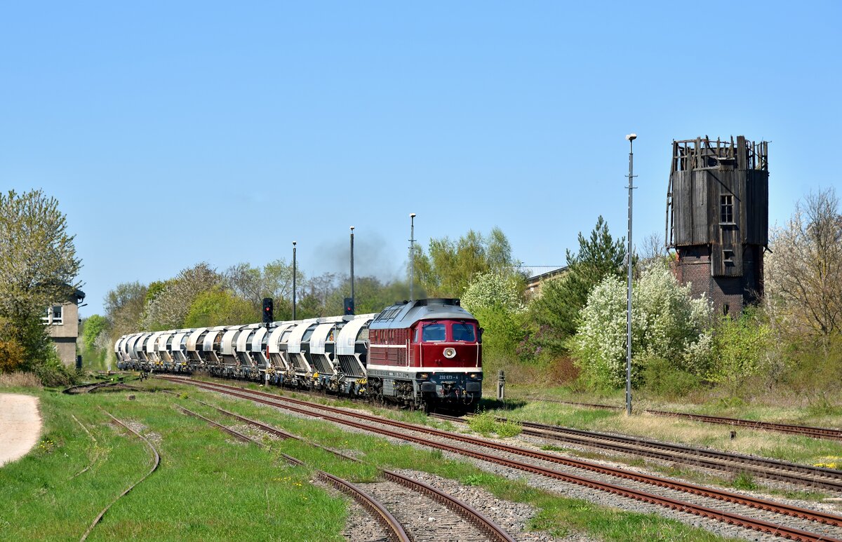 BBG 232 673-4 mit dem DGS 99662 von Brandenburg-Altstadt nach Wünschendorf (Elster), am 22.04.2026 im Bahnhof Teuchern. (Foto: Hans-Jürgen Warg)