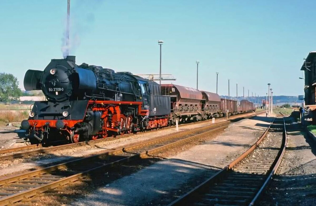 Beim Plandampf  Goldene Aue  wartete die Dampflok 50 3708-0 am 21.09.1997 im Bahnhof Vitzenburg mit einem Fotog�terzug auf Ausfahrt in Richtung Nebra. (Foto: Dr. W. S�ffing)