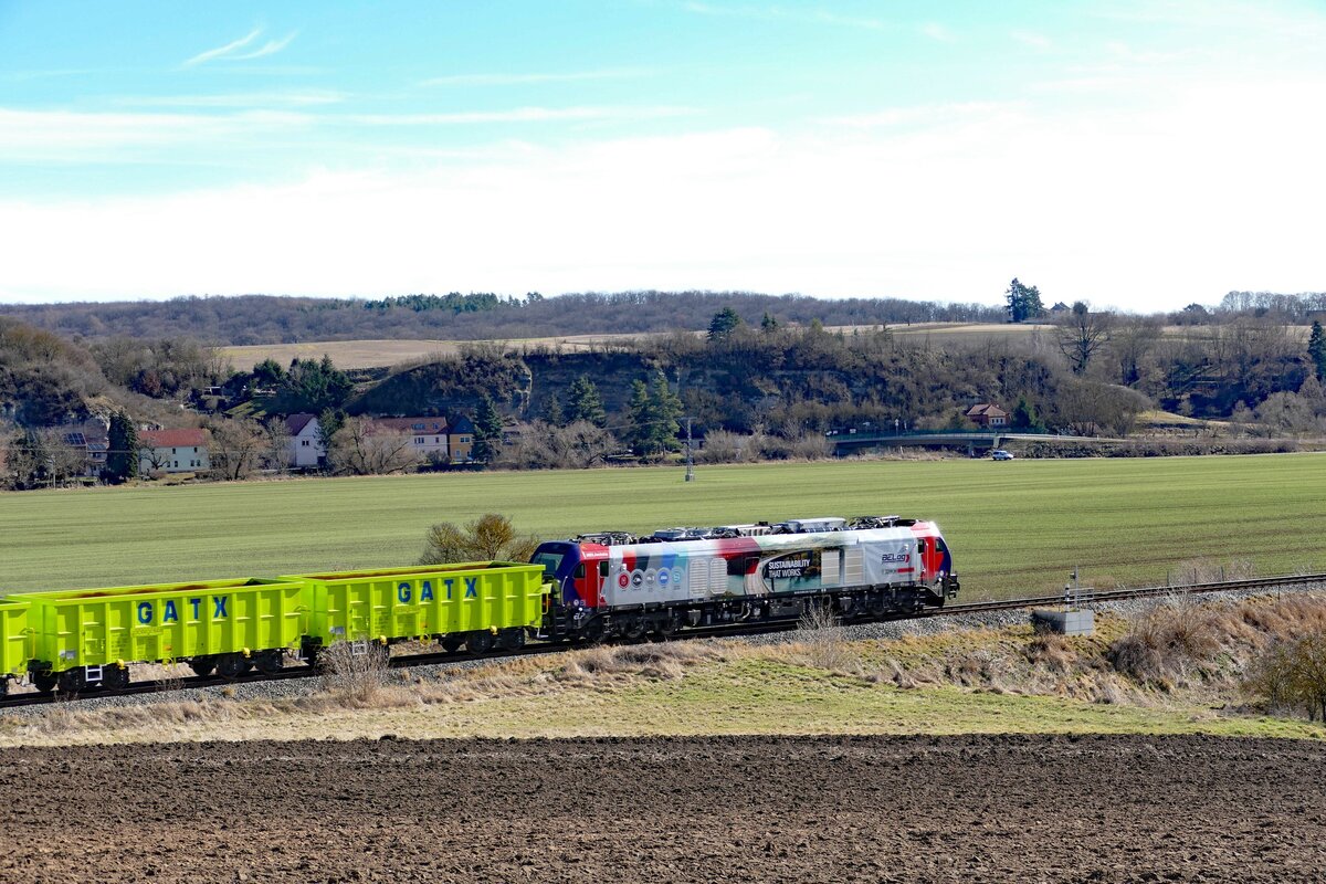 BELog 159 275 mit GATX Eamnos-Wagen Richtung Naumburg (S), am 26.02.2026 auf der Unstrutbahn bei Kleinjena. (Foto: Wolfgang Krolop)