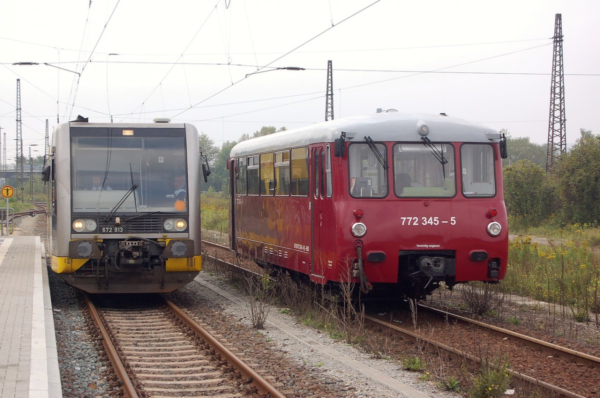 BLB 672 913 als RB 34875 (Wangen - Naumburg Ost) und EBS 772 345-5 als Tfzf von Gera nach Karsdorf, am 15.09.2014 in Naumburg Hbf. (Foto: dampflok015)
