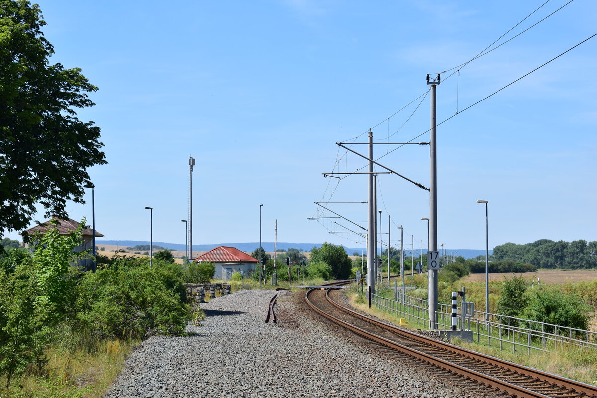 Blick am 30.07.2020 vom ehemaligen Bahnsteig Gleis 2 in Reinsdorf bei Artern in Richtung Bretleben. Das zweite Gleis wurde abgebaut und der Bahnsteig somit stillgelegt. Seit 2015 halten dort nur noch in den Morgen- und Abendstunden Züge. (Foto: Dennis Fiedler)
