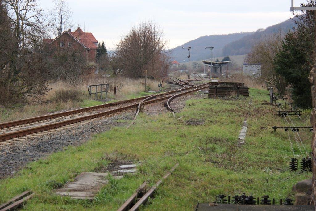 Blick in den Bahnhof Laucha am 08.12.2013. Fotografiert vom Bahnbergang aus. Rechts das Gleis der Finnebahn. (Foto: Wolfgang Krolop)