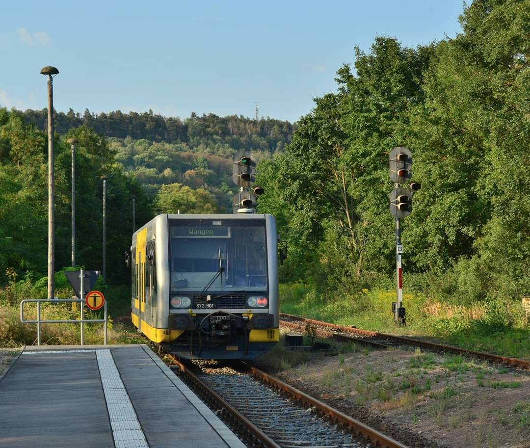 Burgenlandbahn 672 901 als RB von Naumburg Ost nach Wangen, am 07.08.2018 bei der Ausfahrt in Nebra. (Foto: Dennis Fiedler)