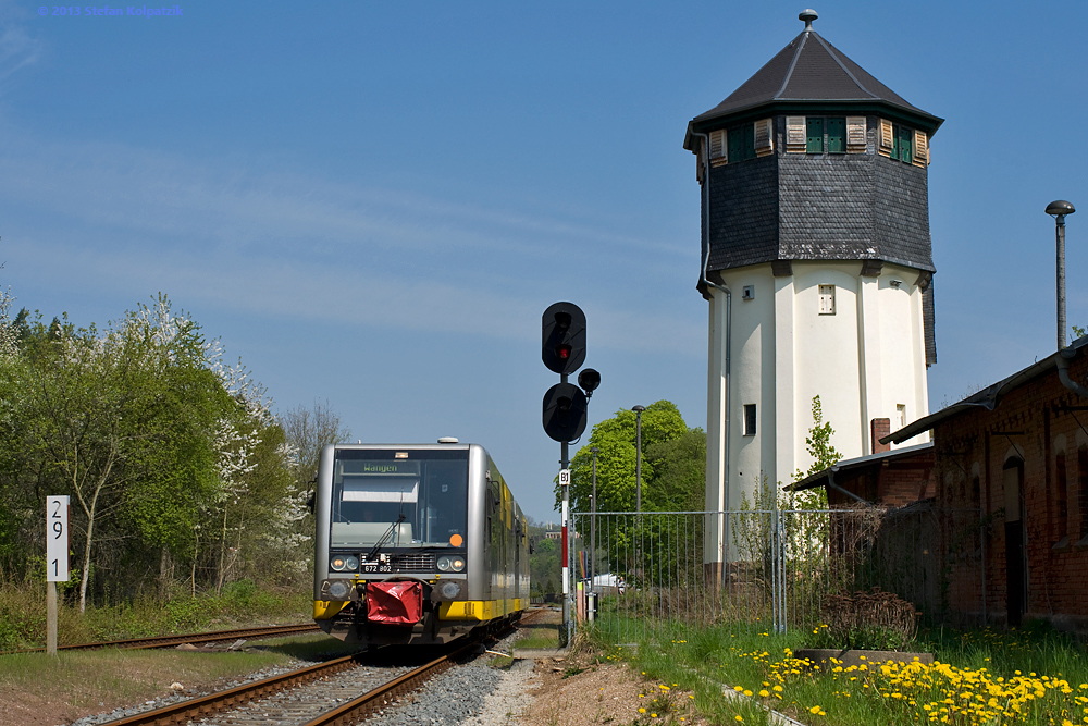 Burgenlandbahn 672 902 + 672 917 als RB 34872 von Naumburg Ost nach Wangen, am 05.05.2013 bei der Einfahrt in Nebra. (Foto: Stefan Kolpatzik)