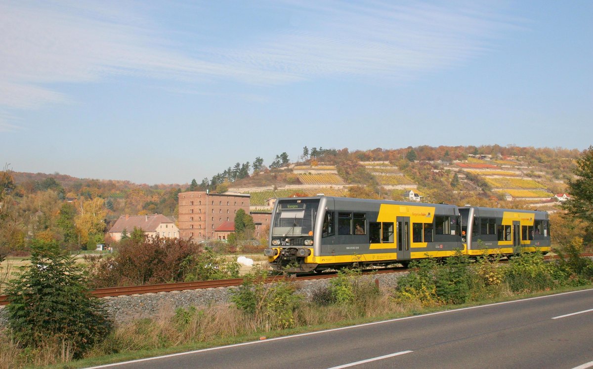 Burgenlandbahn 672 902 + 672 xxx als RB 34876 von Naumburg Ost nach Nebra, am 21.10.2012 bei Balgstädt. (Foto: Jens Reising)
