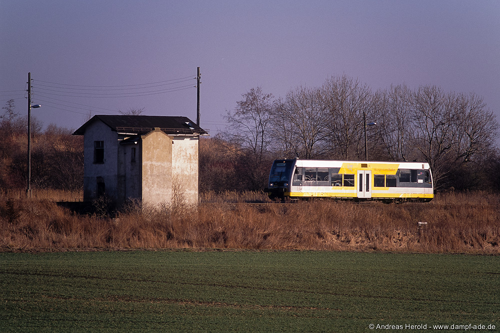 Burgenlandbahn 672 902 als RB von Zeitz nach Weienfels, am 17.01.2005 bei Luckenau. (Foto: Andreas Herold)