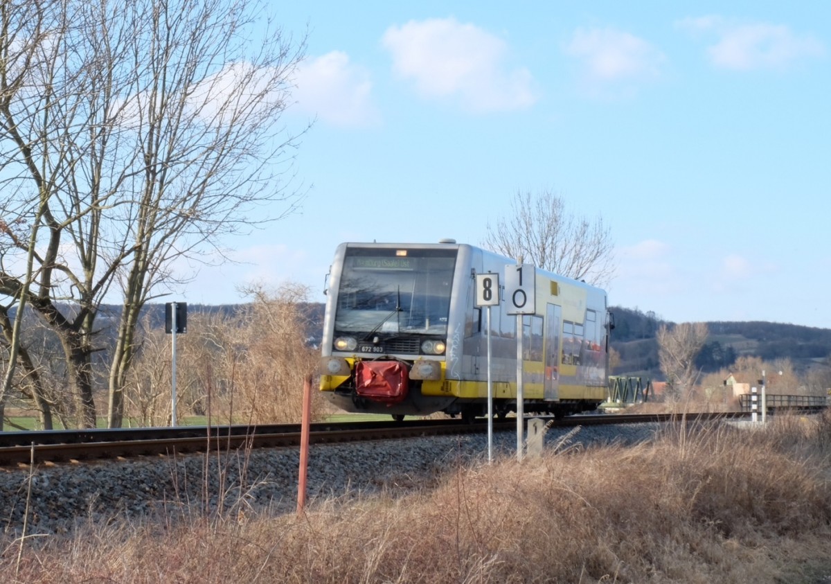 Burgenlandbahn 672 903 als RB 34881 von Wangen nach Naumburg Ost, am 25.02.2015 bei Naumburg. Ab dem Km 1 darf jetzt mit 80 km/h gefahren werden. (Foto: Heiko Kern)