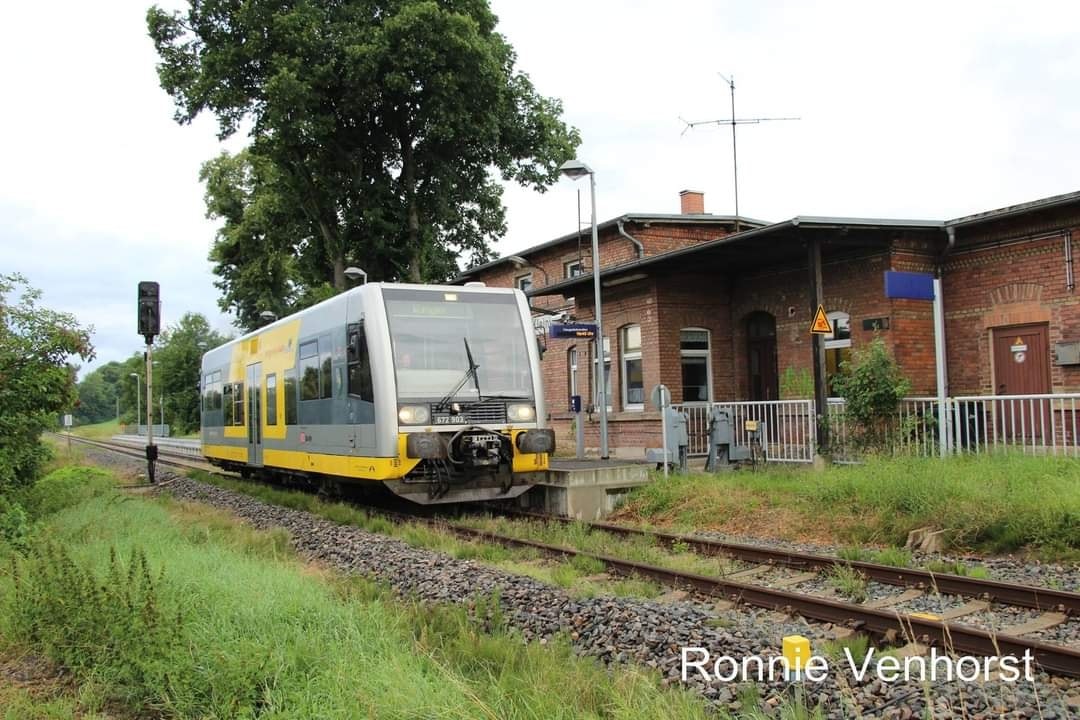 Burgenlandbahn 672 903 als RB von Naumburg Ost nach Wangen, am 05.08.2017 beim Halt in Kleinjena. (Foto: Ronnie Venhorst)