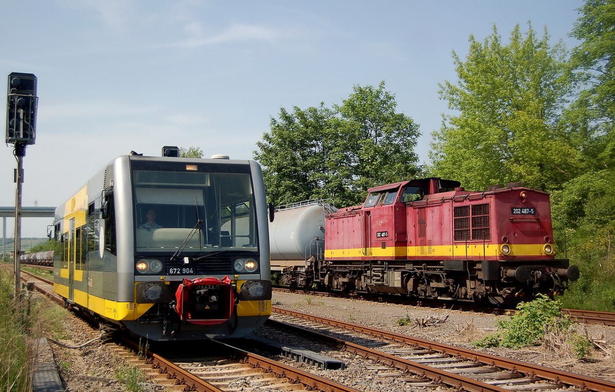 Burgenlandbahn 672 904 als RB 34881 (Wangen - Naumburg Ost) und EBS 202 487-5, die einen Kesselwagenzug zur EBS ins Zementwerk zieht, am 22.05.2014 in Karsdorf Bbf. (Foto: dampflok015)