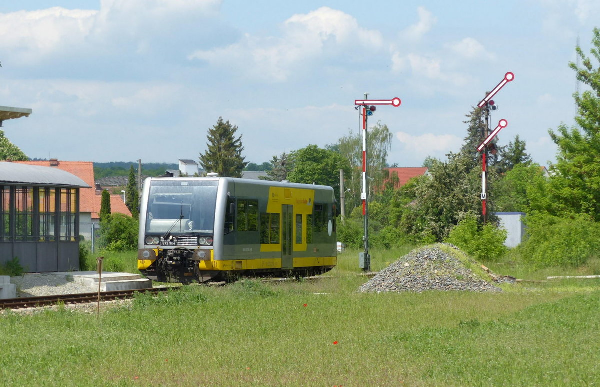 Burgenlandbahn 672 904 als RB 26874 von Naumburg Ost nach Wangen, am 21.05.2017 bei der Ausfahrt in Laucha.