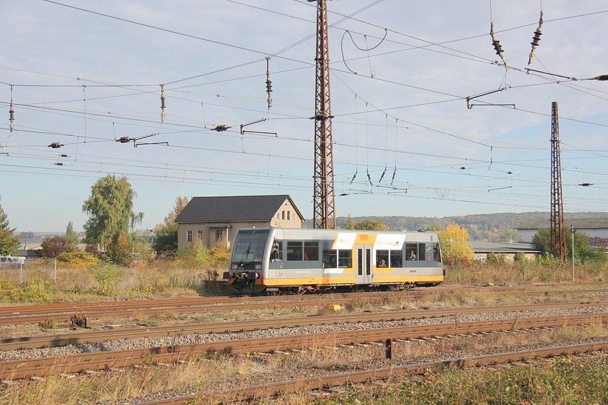 Burgenlandbahn 672 904 als RB von Wangen nach Naumburg Ost, am 12.10.2018 in Naumburg Hbf. (Foto: Wolfgang Krolop)
