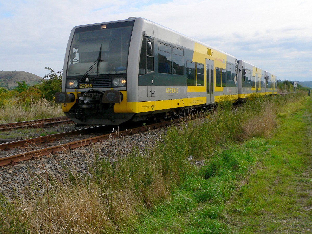 Burgenlandbahn 672 906-5 und zwei weitere Triebwagen als RB von Naumburg Ost nach Nebra, am 14.09.2008 bei der Einfahrt Laucha. (Foto: Dieter Thomas)