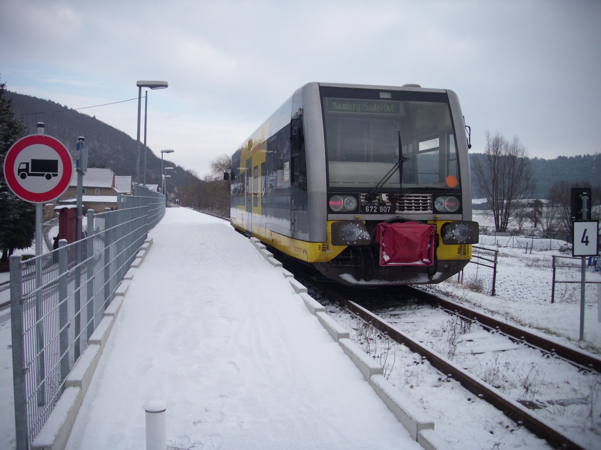 Burgenlandbahn 672 907 als RB nach Naumburg Ost, am 13.01.2013 am Hp Wangen. (Foto: Ferdinand Fischer)