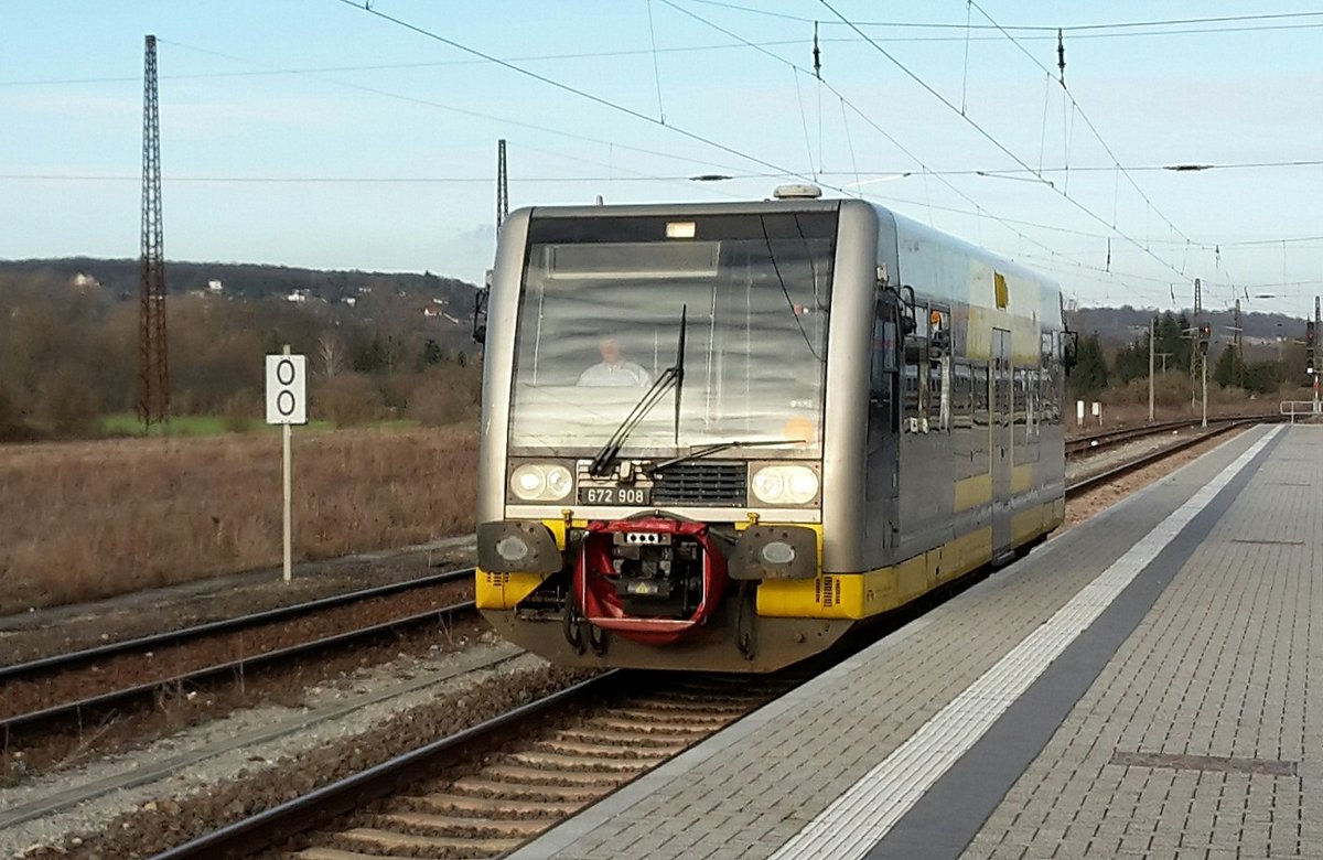 Burgenlandbahn 672 908 als RB 26884 von Naumburg Ost nach Wangen, am 11.03.2017 in Naumburg Hbf.