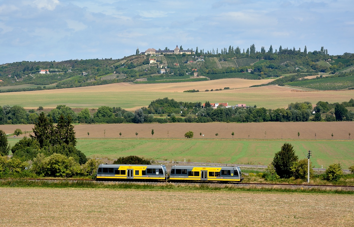 Burgenlandbahn 672 909 + 672 xxx als RB 34875 von Wangen nach Naumburg Ost, am 20.08.2016 im Unstruttal bei Laucha. (Foto: Hans-Jürgen Warg)
