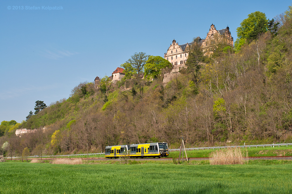 Burgenlandbahn 672 910 + 672 905 als RB 34873 von Wangen nach Naumburg Ost, am 13.05.2013 unterhalb vom Schloss Vitzenburg bei Zingst. (Foto: Stefan Kolpatzik)