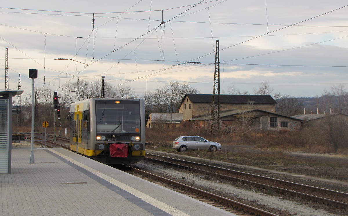 Burgenlandbahn 672 910 als RB 34869 von Nebra nach Naumburg Ost, am 25.12.2013 in Naumburg Hbf.