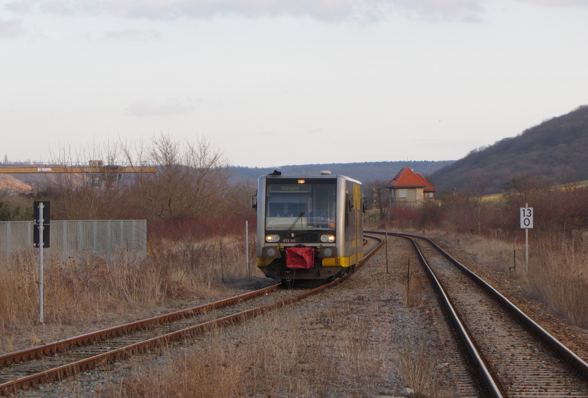 Burgenlandbahn 672 911 als RB 34882 von Naumburg Ost nach Wangen, am 28.02.2015 bei der Einfahrt in Laucha.