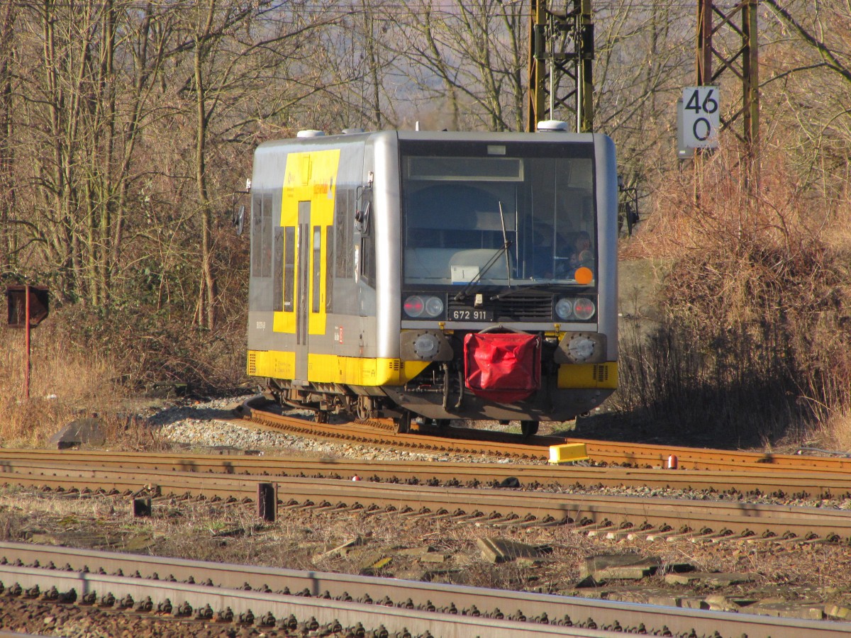 Burgenlandbahn 672 911 als RB 34870 von Naumburg Ost nach Wangen, am 28.02.2015 bei der Ausfahrt in Naumburg Hbf.