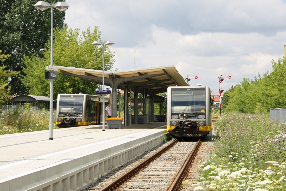 Burgenlandbahn 672 913 als RB 34875 nach Naumburg Ost und 672 908 als RB 34874 nach Wangen, am 12.07.2014 beim Kreuzungshalt in Laucha. (Foto: Jens-Peter Ruske)