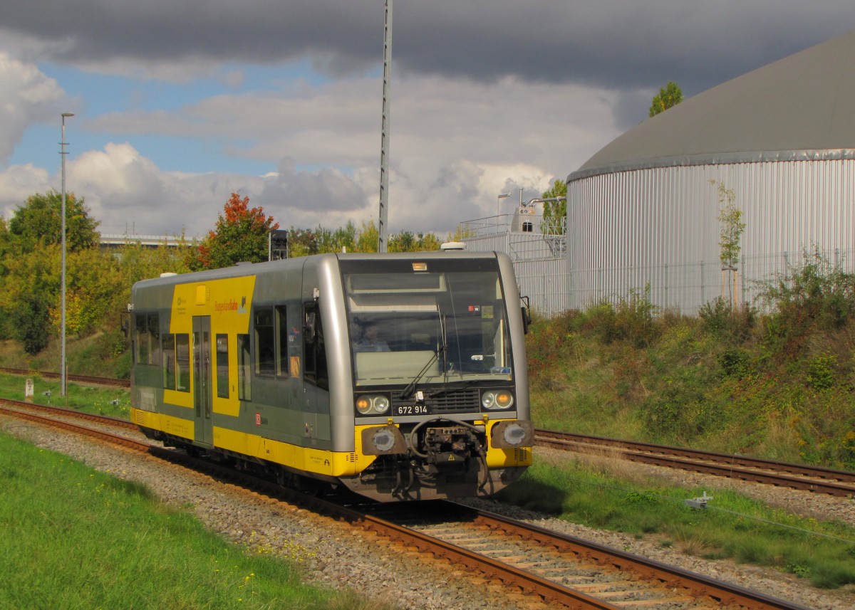Burgenlandbahn 672 914 als RB 34877 von Wangen nach Naumburg Ost, am 27.09.2015 in Karsdorf.