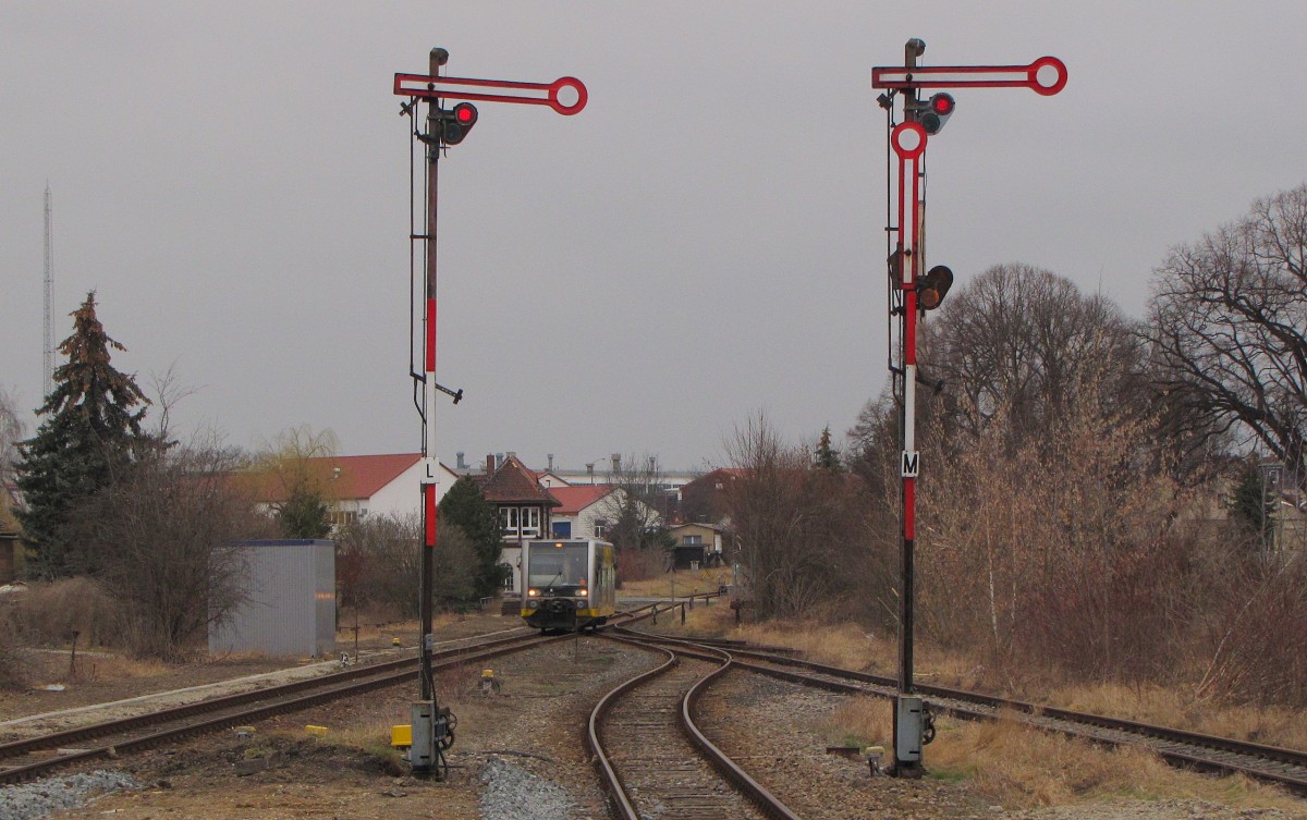 Burgenlandbahn 672 915 als RB 34885 von Wangen nach Naumburg Ost, am 11.03.2012 bei der Einfahrt in Laucha.