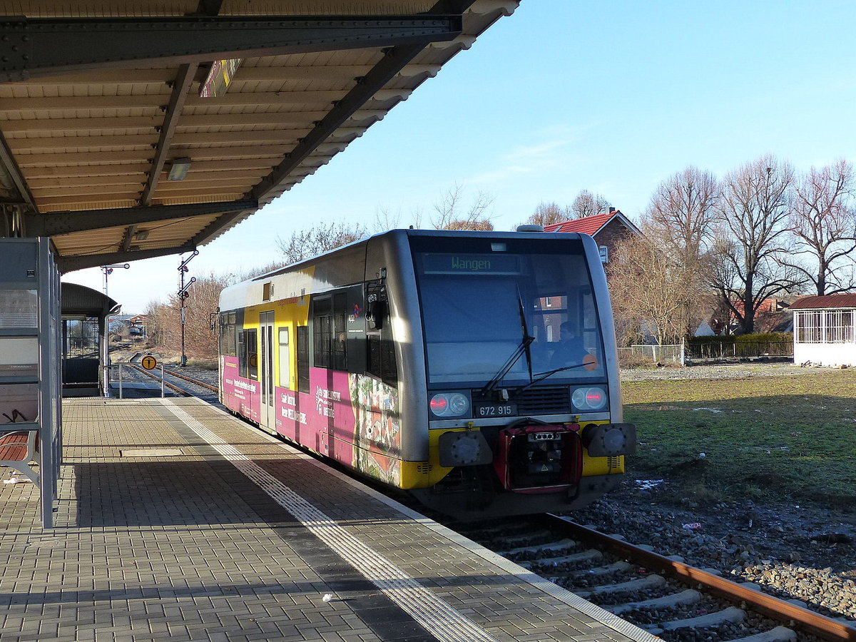 Burgenlandbahn 672 915 als RB 26880 von Naumburg Ost nach Wangen, am 04.02.2017 beim Halt in Laucha.