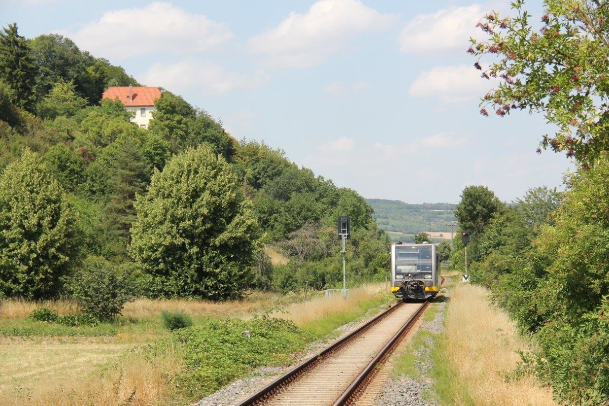 Burgenlandbahn 672 915 als RB 26881 von Wangen nach Naumburg Ost, am 14.07.2018 zwischen Kleinjena und Roßbach. (Foto: Wolfgang Krolop)