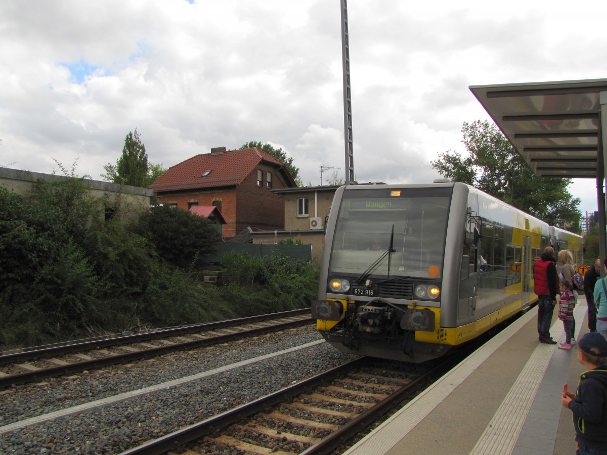 Burgenlandbahn 672 916 als RB 34876 von Naumburg Ost nach Wangen, am 27.09.2015 beim Halt in Karsdorf.