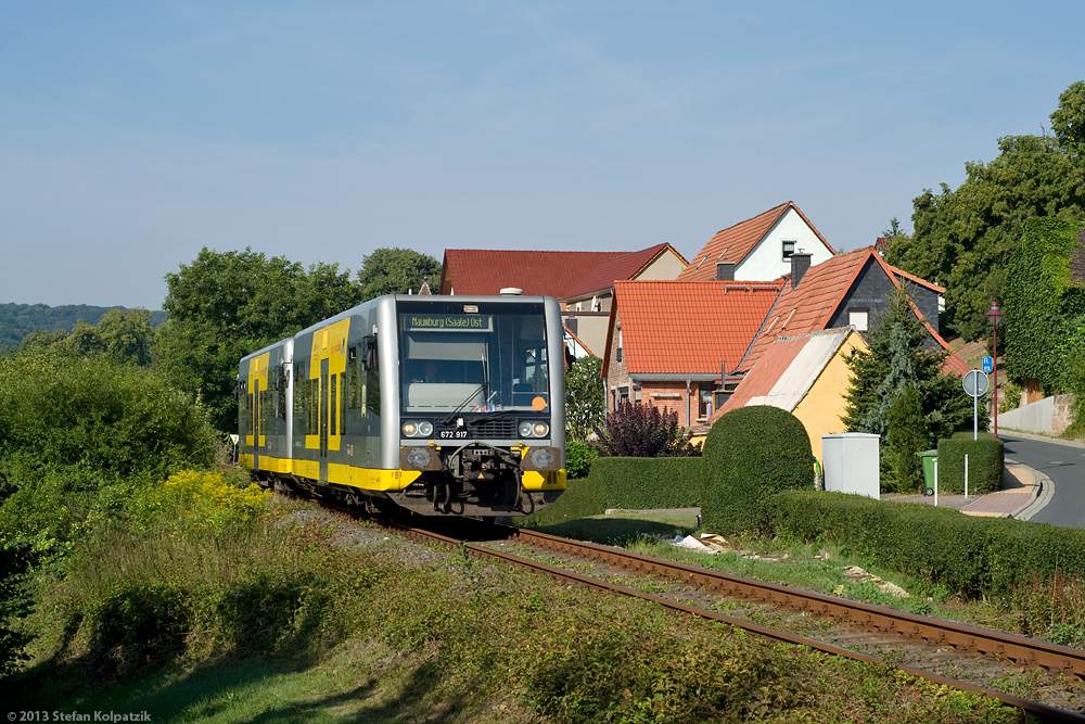 Burgenlandbahn 672 917 + 672 913 als RB 34871 nach Naumburg Ost, am 24.08.2013 in Wangen. (Foto: Stefan Kolpatzik)