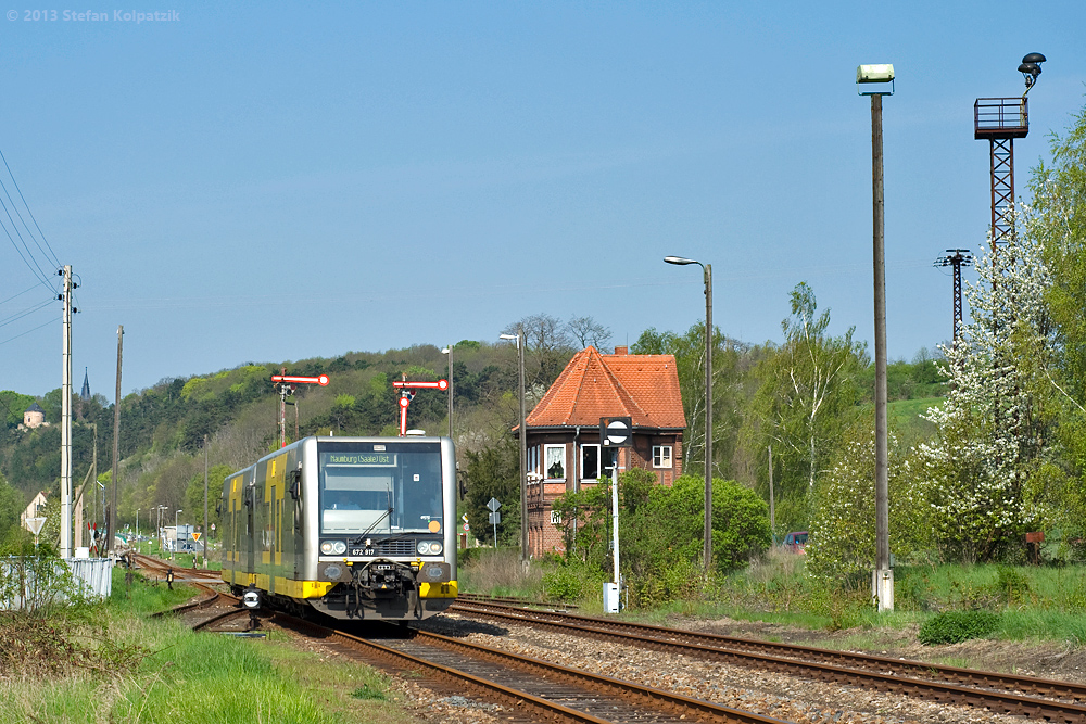 Burgenlandbahn 672 917 + 672 902 als RB 34871 von Wangen nach Naumburg Ost, am 05.05.2013 im ehemaligen Bf Vitzenburg. (Foto: Stefan Kolpatzik)