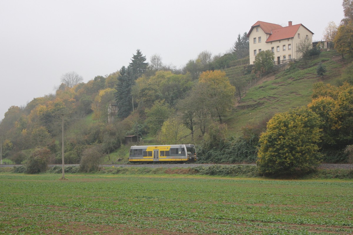 Burgenlandbahn 672 xxx als RB 34874 von Naumburg Ost nach Wangen, am 30.10.2014 bei Kleinjena. (Foto: Wolfgang Krolop) 
