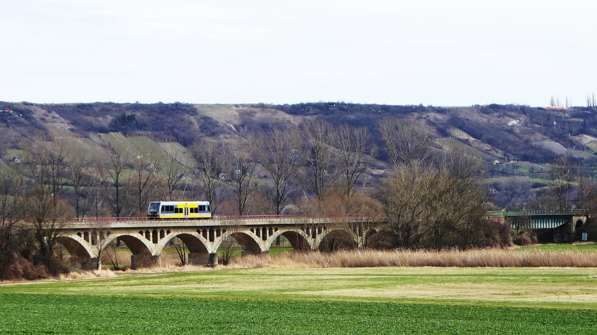Burgenlandbahn 672 xxx als RB 34876 von Naumburg Ost nach Wangen, am 28.03.2016 auf dem Unstruthochwasserviadukt bei Kirchscheidungen. (Foto: Günther Göbel)