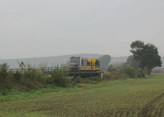 Burgenlandbahn 672 xxx als RB 34868 von Naumburg Ost nach Roßleben, am 15.10.2016 bei Roßbach. Der Zug wurde wegen dem Klosterfest in Memleben im Auftrag der IG Unstrutbahn e.V. bis Roßleben verlängert. (Foto: Wolfgang Krolop)