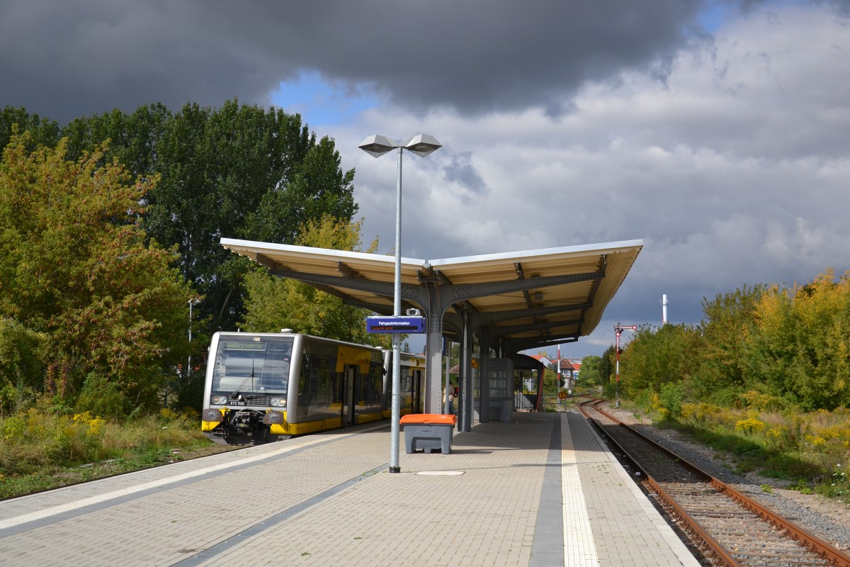 Burgenlandbahn GmbH 672 906 als RB 34875 von Wangen nach Naumburg Ost, am 27.09.2015 beim Halt in Laucha. (Foto: Roberto Franke