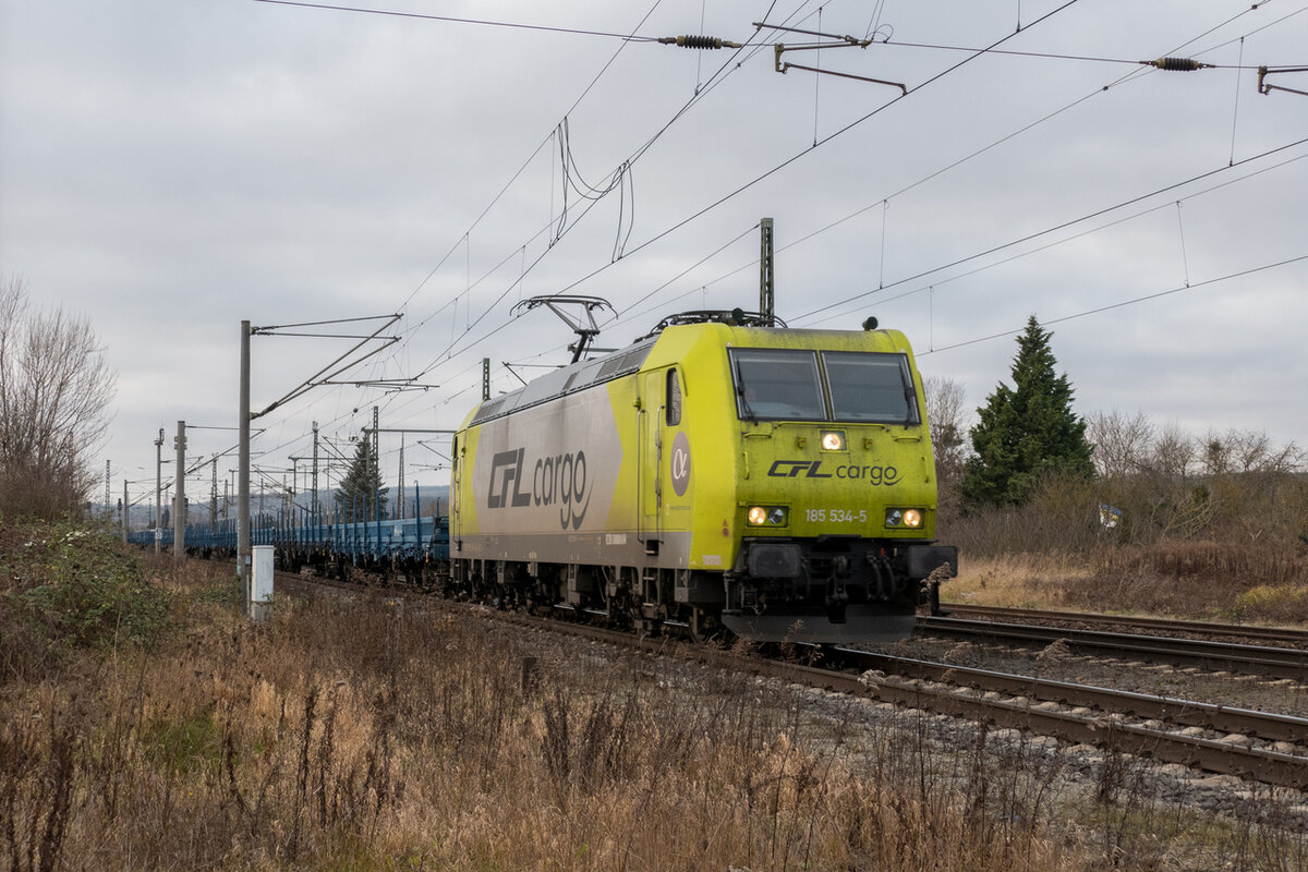 CFL cargo 185 534-5 mit Flachwagen Richtung Großkorbetha, am 15.12.2021 in Naumburg Hbf. (Foto: Orlabahner)
