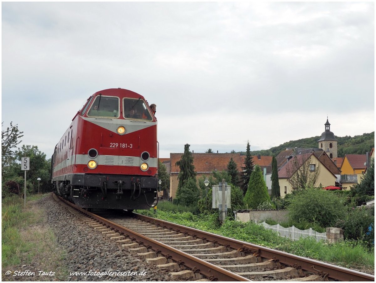 CLR 229 181-3 und EFSFT 44 1486-8 am Zugschluss mit dem DLr 24892 von Naumburg Hbf nach Laucha, am 09.09.2017 in Nißmitz. (Foto: Steffen Tautz)
