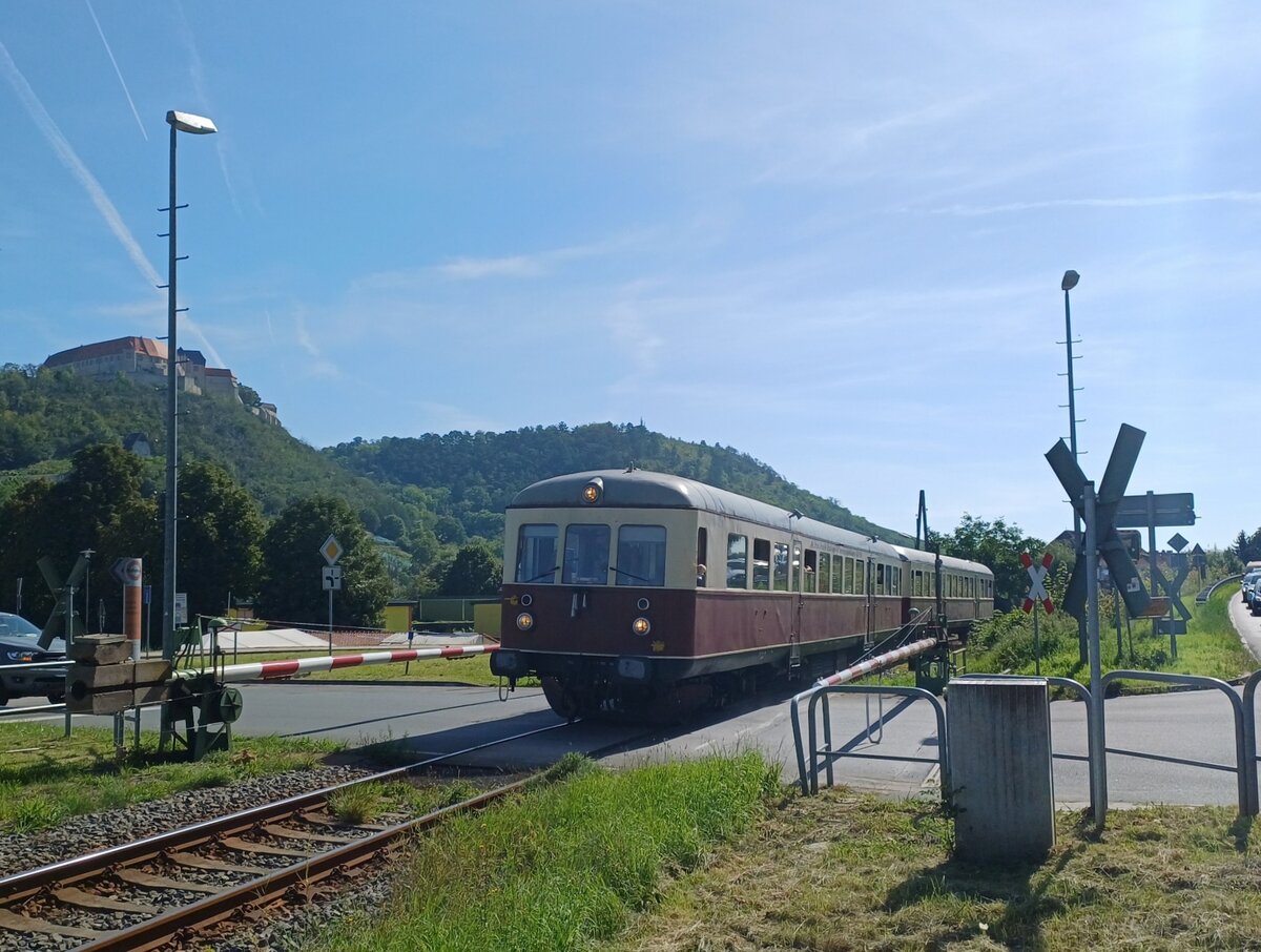 CLR 301 035-1  Anton  & der Beiwagen 303 027-6 als DPF 77117 von Aken nach Karsdorf, am 09.09.2023 am Bahnübergang in Freyburg (Unstrut).