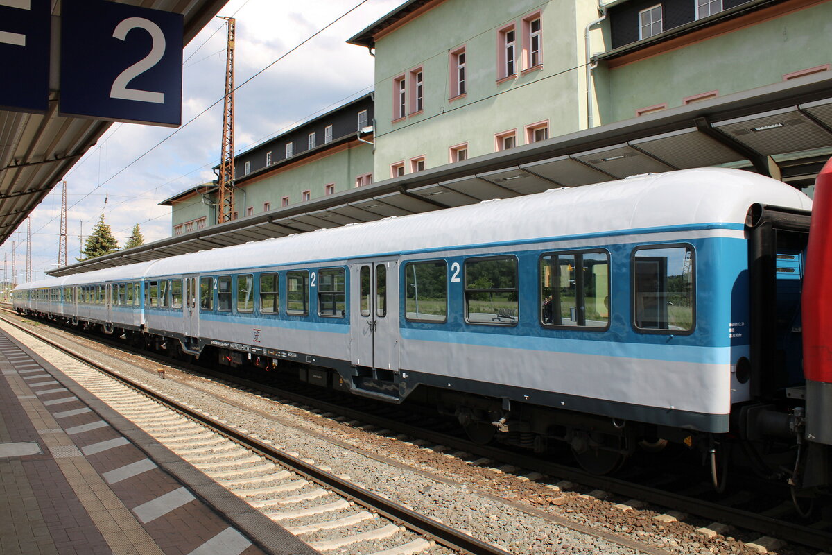 D-GfF 50 80 22-34 240-8 Bnrz 451.4 in der RB 31947 von Saalfeld (S) nach Halle (S) Hbf, am 01.06.2022 in Naumburg (S) Hbf. Dies ist ein, im Auftrag von Abellio Rail Mitteldeutschland, für 3 Monate verkehrender Verstärkerzug.