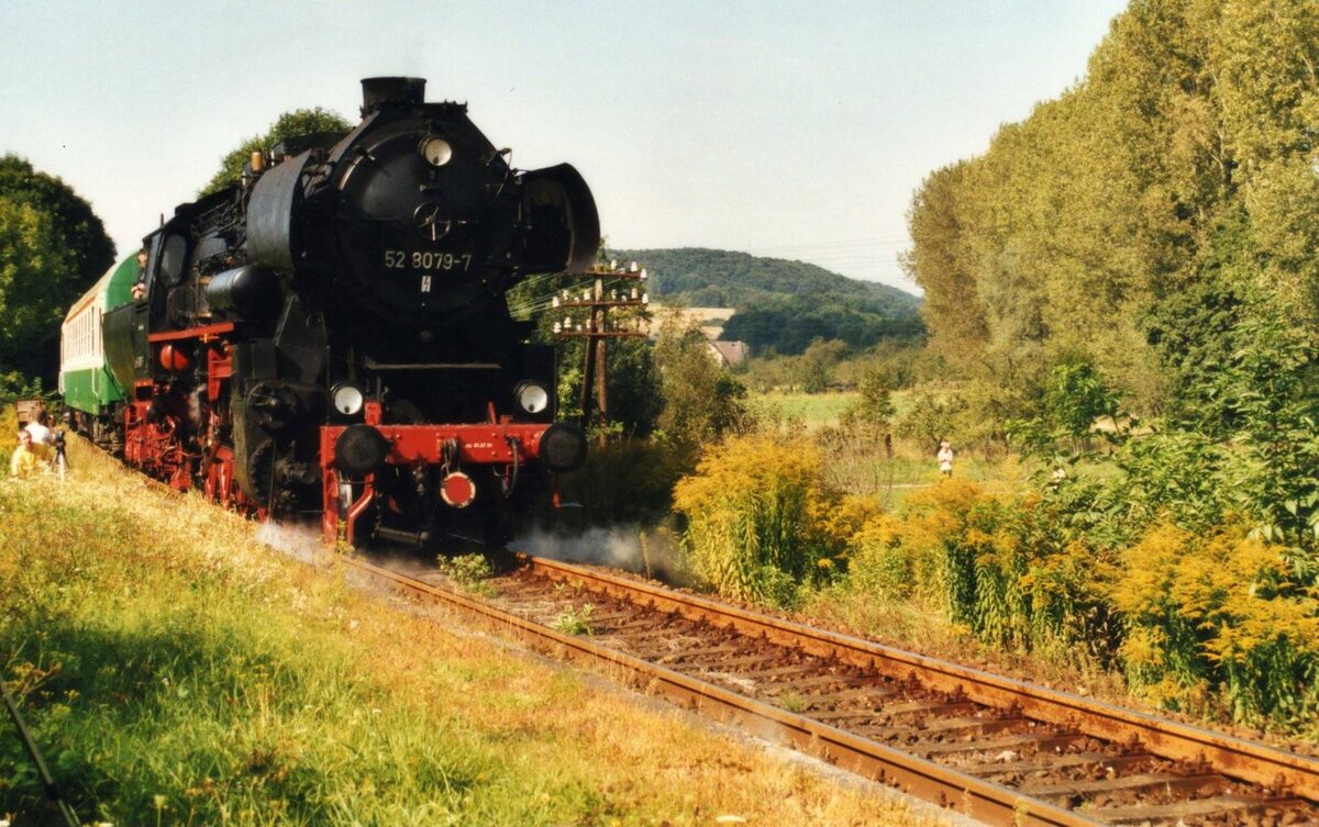 Dampf-Plus 52 8079-7 als Schlusslok am Plandampfzug von Naumburg Hbf nach Nebra, im Sommer 2002 in Balgstädt. (Foto: Heiko Ritzer)