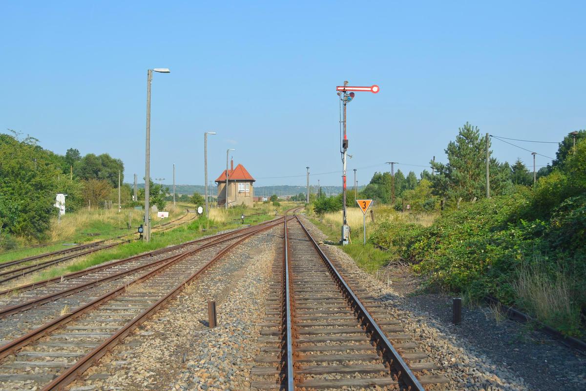 Das Ausfahrtssignal in Richtung Naumburg, am 10.08.2015 im ehem. Bahnhof von Vitzenburg. (Foto: Marschbahner98)