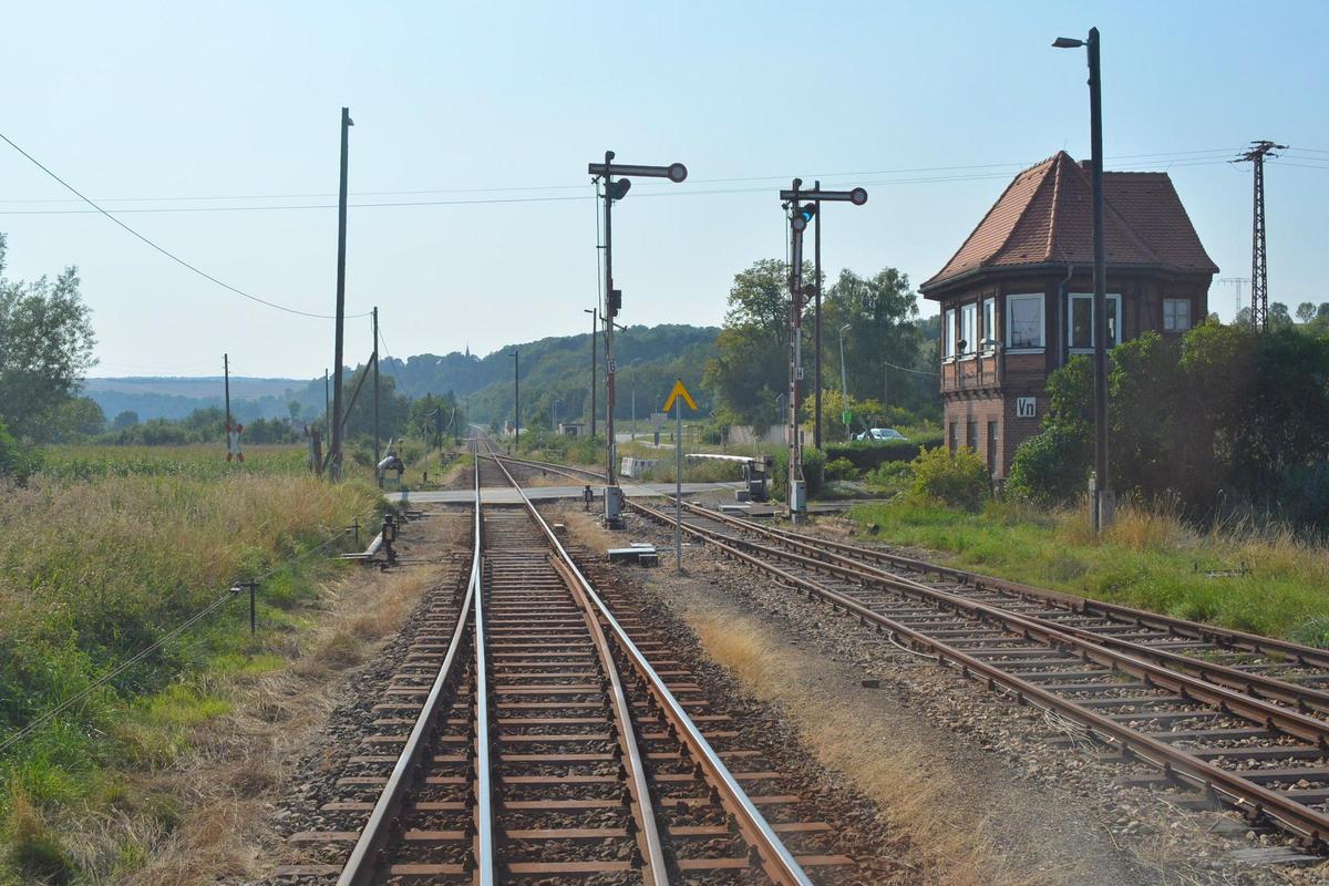 Das Ausfahrtssignale in Richtung Nebra mit dem Stellwerk Vn, am 10.08.2015 im ehem. Bahnhof von Vitzenburg. (Foto: Marschbahner98)