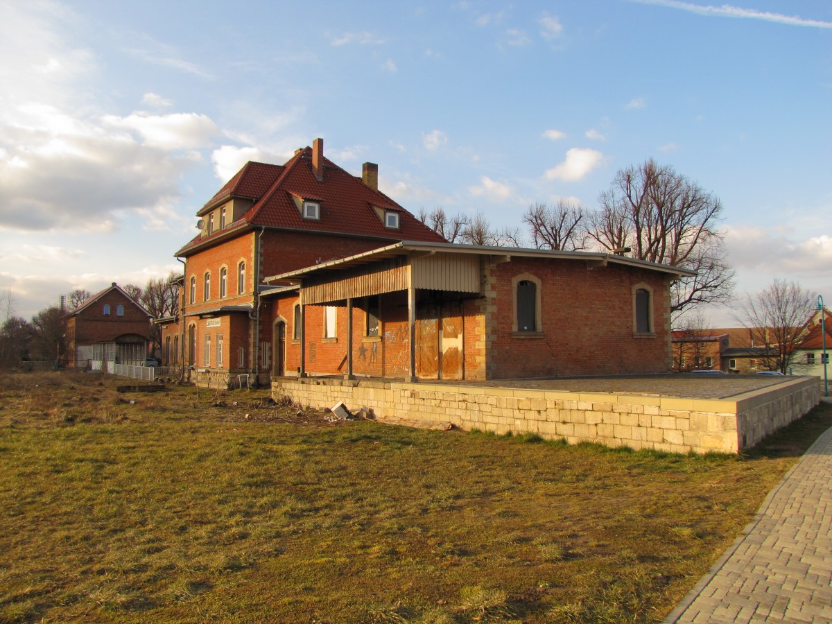 Das Bahnhofsgebäude in Laucha mit den Resten der Güterverladerampe. DIe Gütergleise davor sind leider längst verschwunden; 28.02.2015