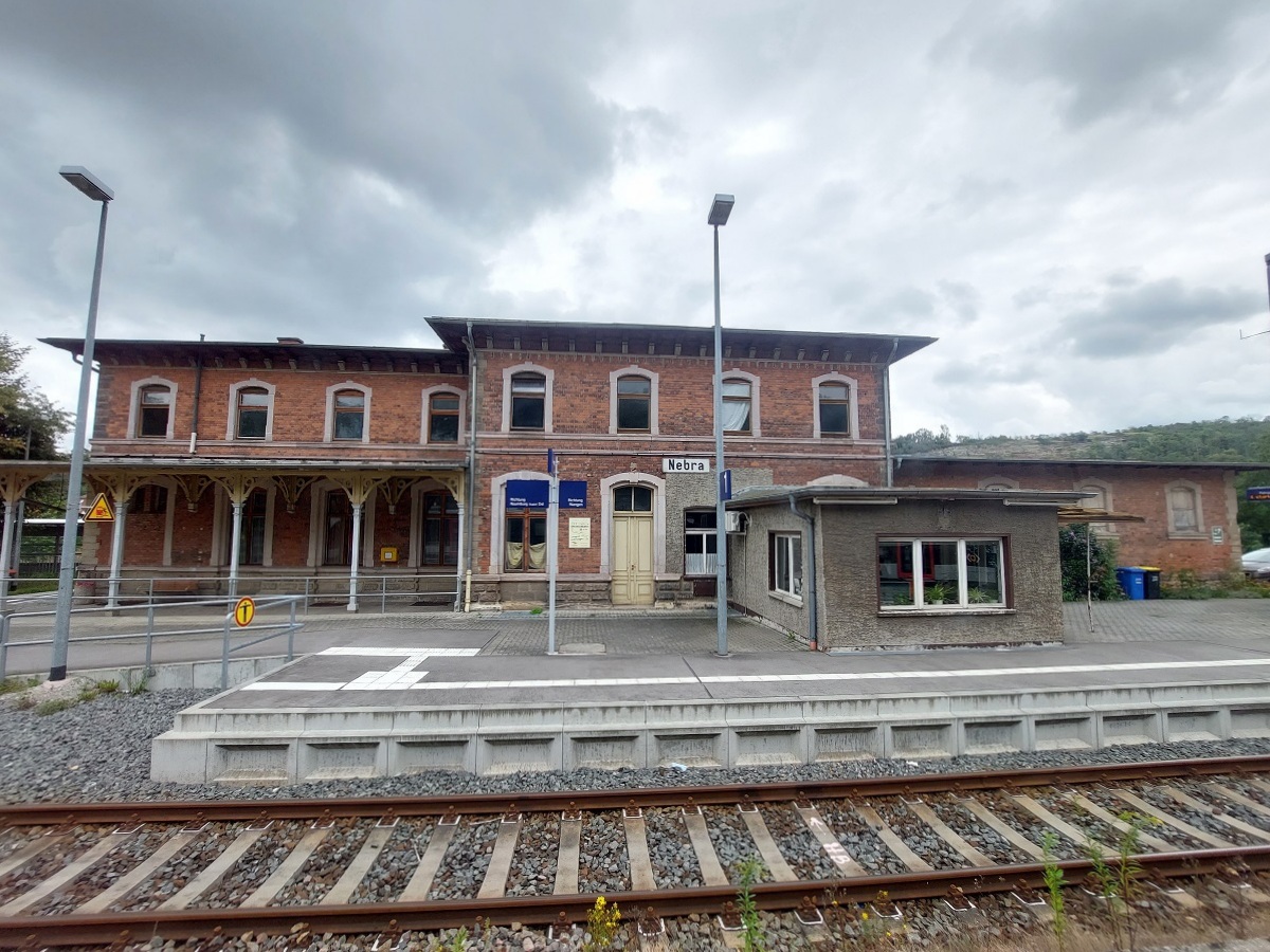 Das Bahnhofsgebäude mit den Bahnsteigen, am 22.08.2021 in Nebra. (Foto: Holger Possnien) 