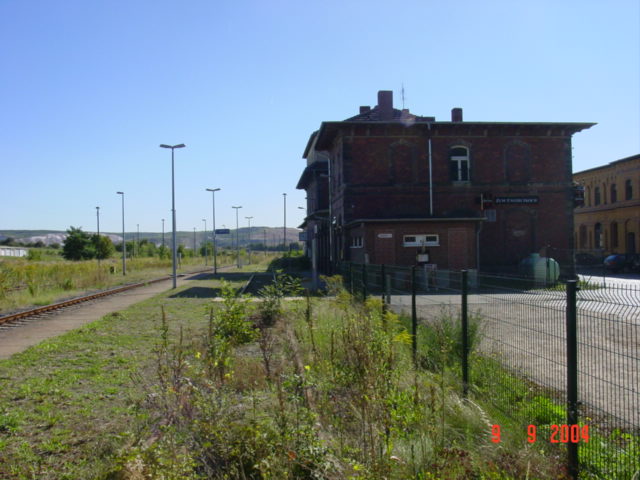 Das Bahnhofsgebäude und Reste vom früheren Ladegleis, am 09.09.2004 in Roßleben. (Foto. Carsten Klinger)
