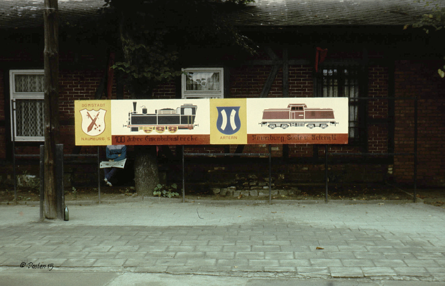 Das Bahnhofsschild zum 100. Geburtstag der Unstrutbahn, am 01.10.1989 in Artern. (Foto: Jörg Berthold)